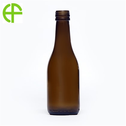 Butelka czerwonego wina wytrawnego o pojemności 187 ml w kolorze oliwkowym